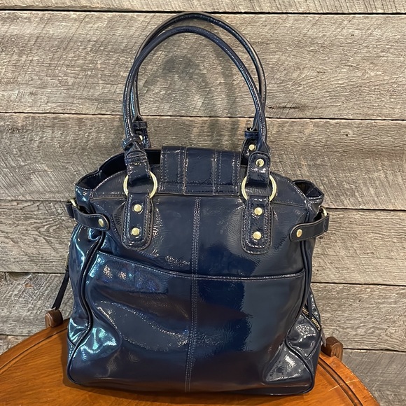 London Fog Ex Large purse - Picture 3 of 7